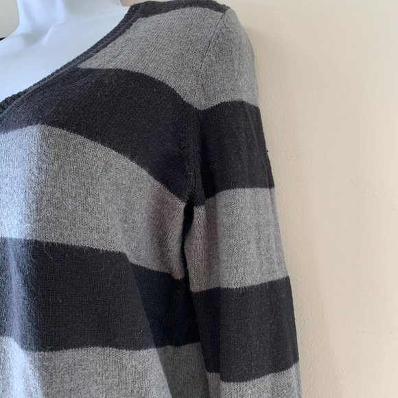 GAP V-neck striped grey and black size M - Picture 10 of 11